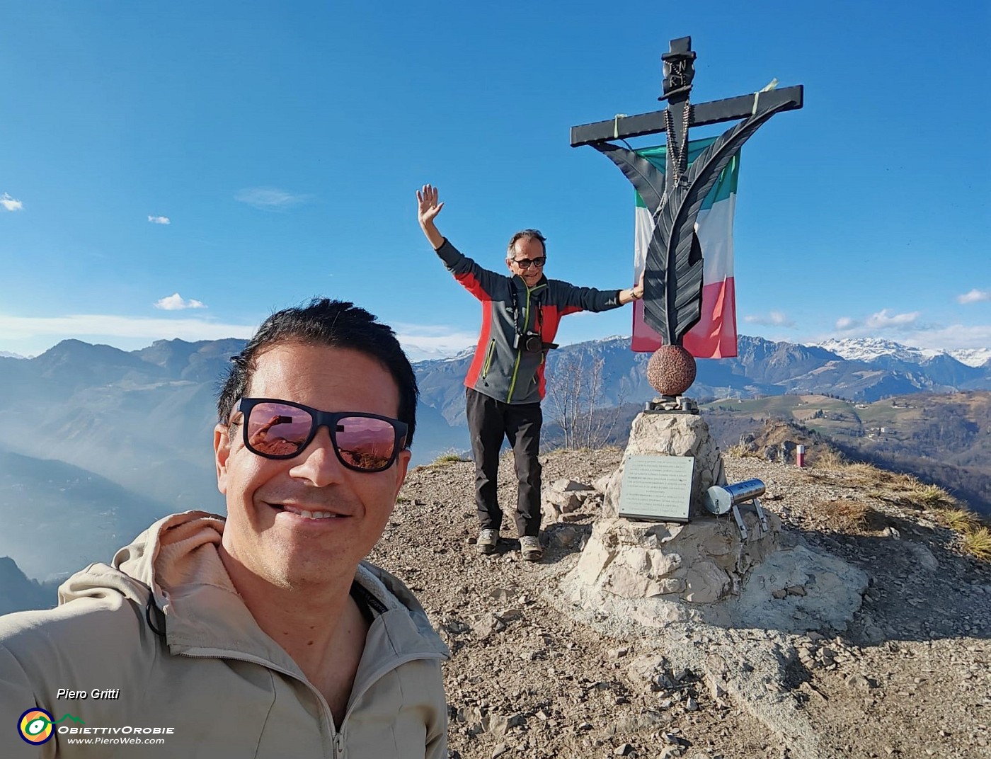 02 Alla croce di vetta del Pizzo Rabbioso  (1132 m) con vista  Prealpi e  Alpi Orobie.jpg